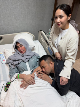 Raffi Ahmad dan Nagita Slavina menemani Amy Qanita yang tengah dirawat di rumah sakit. (Instagram @